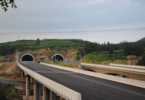 4、長春至深圳線（G25)青州至臨沭(魯蘇界)高速公路 穆陵關(guān)隧道