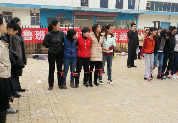 2014年3月7日，公司全體女職工以昂揚(yáng)的斗志，飽滿(mǎn)的精神狀態(tài)，參加了金魯班集團(tuán)組織的第一屆趣味運(yùn)動(dòng)會(huì)，并參與了跳繩、拔河、踢毽子等7個(gè)項(xiàng)目的比賽，包攬了踢毽子前三名的傲人戰(zhàn)績(jī)，拔河獲第二名。